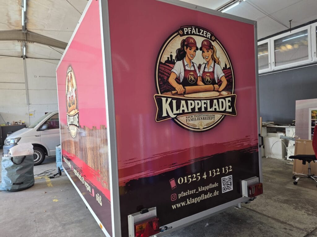 Verkaufsanhänger der Pfälzer Klappflade in Pink mit Logo