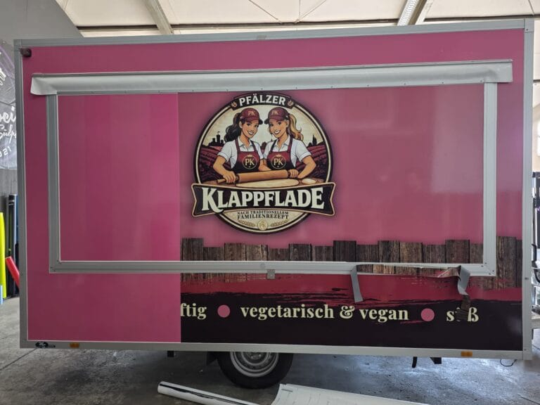Verkaufsanhänger mit Ausgabeklappe